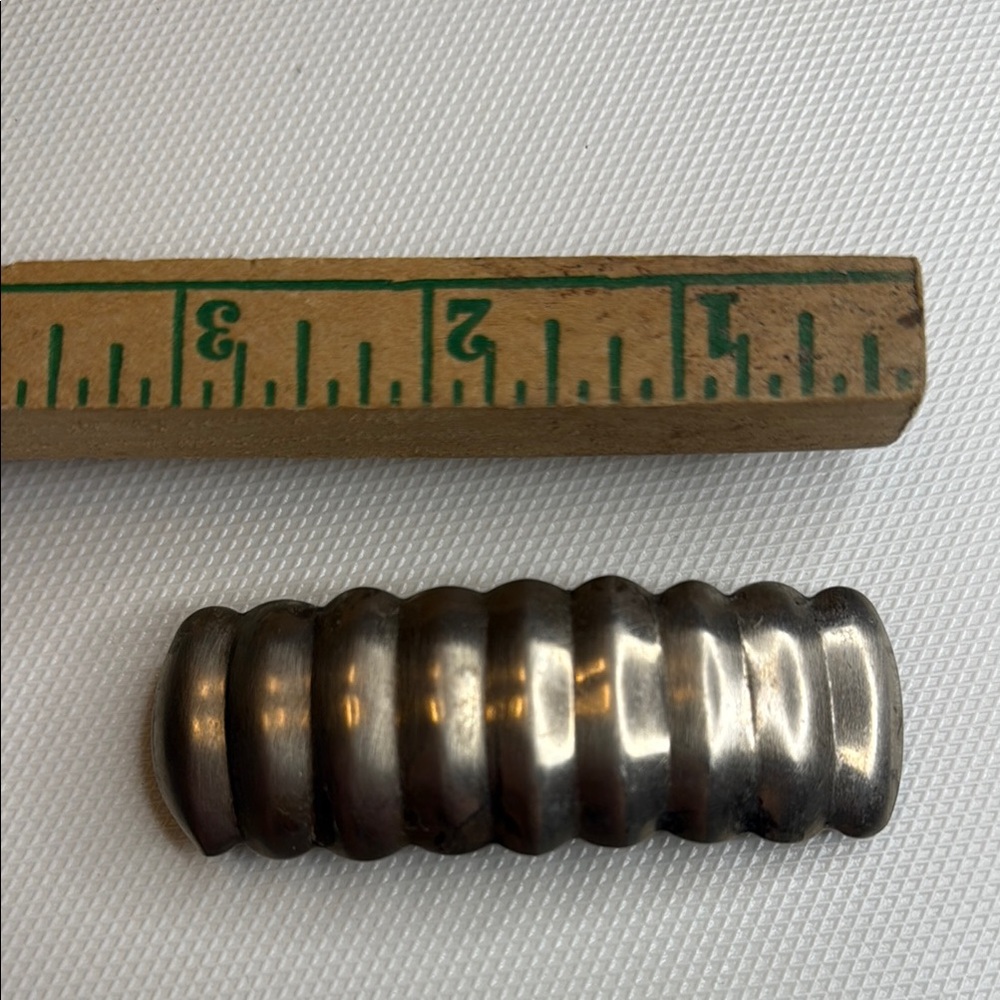 Silver Ribbed Hair Clip - Picture 8 of 9